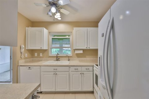 Condo in Sun City Center, Florida, 2 bedrooms  № 1904578 - photo 14