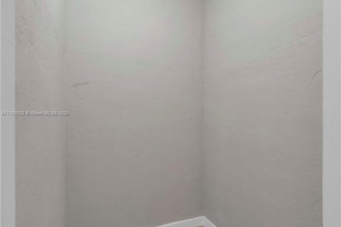 Condo in Key Biscayne, Florida, 1 bedroom  № 1708914 - photo 13