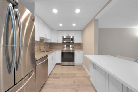 Condo in Key Biscayne, Florida, 1 bedroom  № 1708914 - photo 5