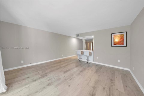Condo in Key Biscayne, Florida, 1 bedroom  № 1708914 - photo 12
