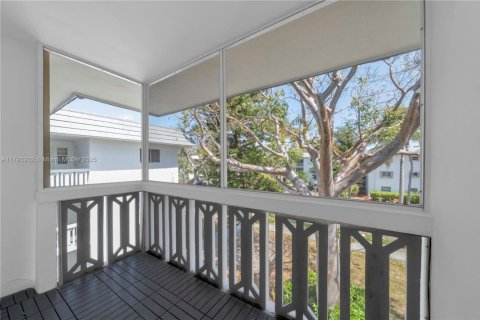 Condo in Key Biscayne, Florida, 1 bedroom  № 1708914 - photo 18