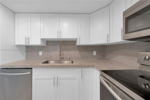 Condo in Key Biscayne, Florida, 1 bedroom  № 1708914 - photo 7