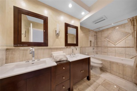 Condominio en venta en Bal Harbour, Florida, 2 dormitorios, 180.42 m2 № 1861724 - foto 23