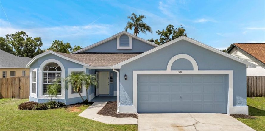 House in Brandon, Florida 4 bedrooms, 193.24 sq.m. № 1853348