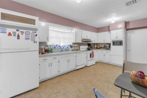 Купить виллу или дом в Норт-Майами, Флорида 4 спальни, 201.69м2, № 1956448 - фото 2