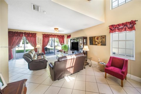 Villa ou maison à vendre à Pembroke Pines, Floride: 4 chambres, 184.13 m2 № 2048673 - photo 2