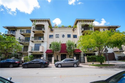 Apartment in Coral Gables, Florida 2 bedrooms, 115.38 sq.m. № 2078575