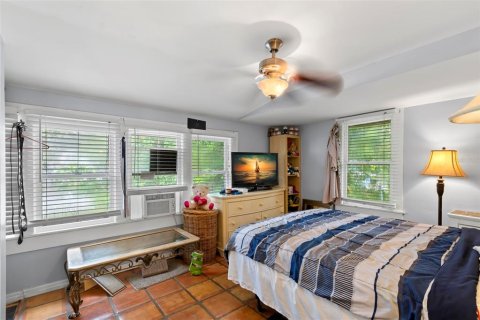 Commercial property in Saint Petersburg, Florida 4 bedrooms, 160.16 sq.m. № 1746595 - photo 27