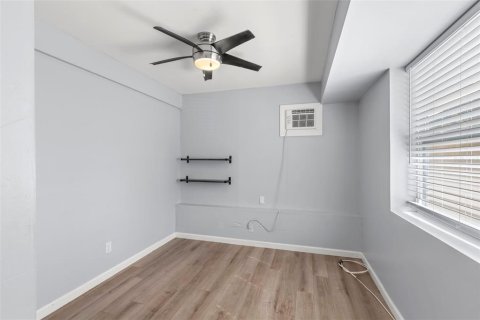 Commercial property in Saint Petersburg, Florida 4 bedrooms, 160.16 sq.m. № 1746595 - photo 16