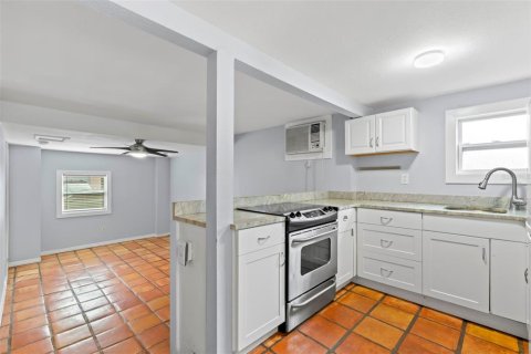Commercial property in Saint Petersburg, Florida 4 bedrooms, 160.16 sq.m. № 1746595 - photo 8