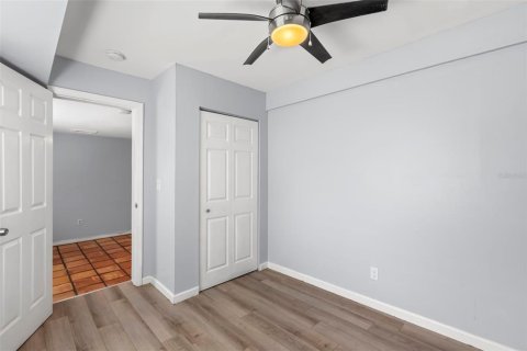 Commercial property in Saint Petersburg, Florida 4 bedrooms, 160.16 sq.m. № 1746595 - photo 17