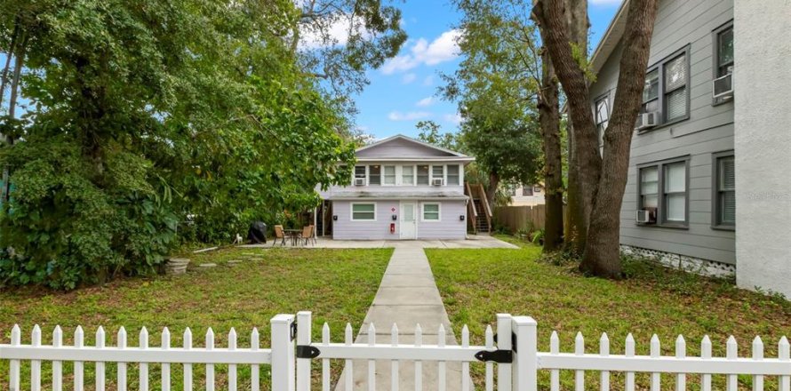 Commercial property in Saint Petersburg, Florida 4 bedrooms, 160.16 sq.m. № 1746595