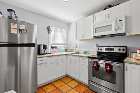 Commercial property in Saint Petersburg, Florida 4 bedrooms, 160.16 sq.m. № 1746595 - photo 26