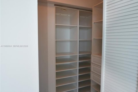 Condo in Miami, Florida, 3 bedrooms  № 2053055 - photo 17