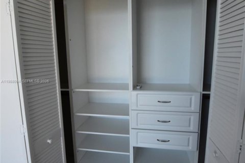 Condo in Miami, Florida, 3 bedrooms  № 2053055 - photo 15