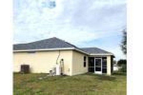House in Cape Coral, Florida 3 bedrooms, 189.99 sq.m. № 1079334 - photo 1