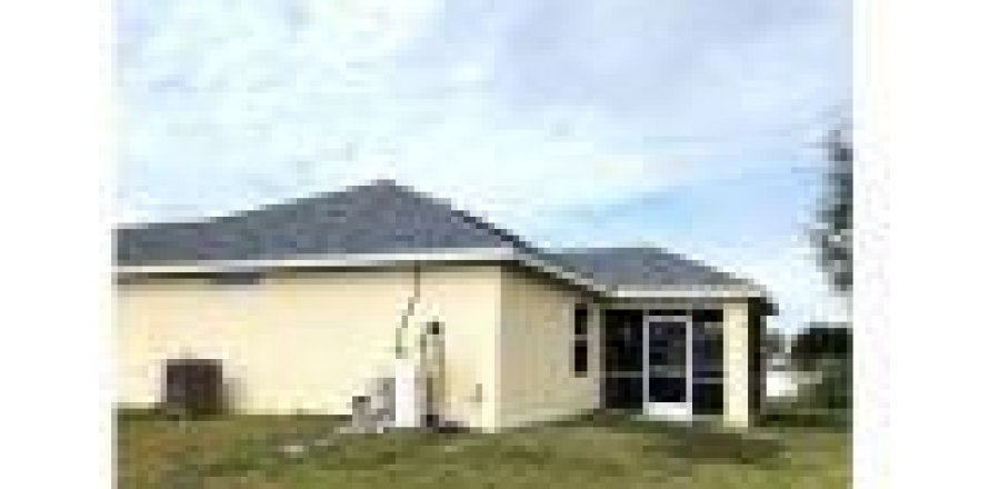 House in Cape Coral, Florida 3 bedrooms, 189.99 sq.m. № 1079334