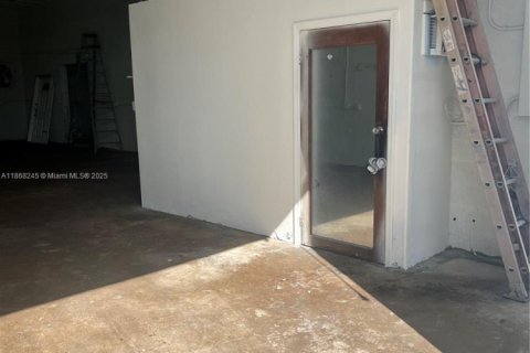 Commercial property in Hialeah, Florida № 1897543 - photo 2