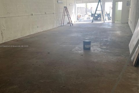 Commercial property in Hialeah, Florida № 1897543 - photo 6
