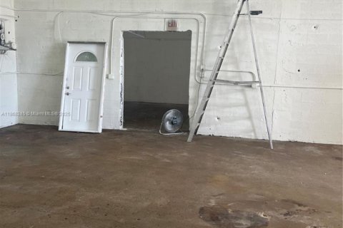 Commercial property in Hialeah, Florida № 1897543 - photo 4