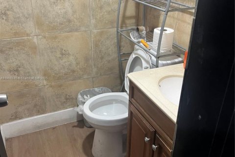 Commercial property in Hialeah, Florida № 1897543 - photo 14