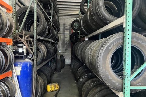 Commercial property in Hialeah, Florida № 1897543 - photo 25