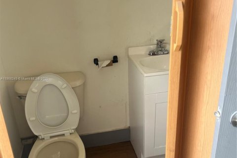 Commercial property in Hialeah, Florida № 1897543 - photo 17