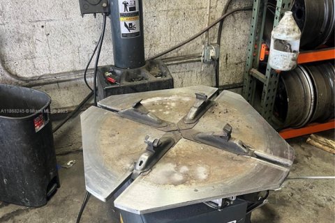 Commercial property in Hialeah, Florida № 1897543 - photo 20