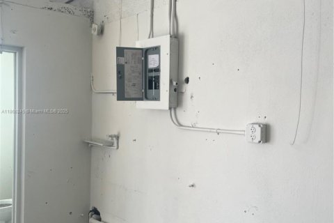 Commercial property in Hialeah, Florida № 1897543 - photo 8