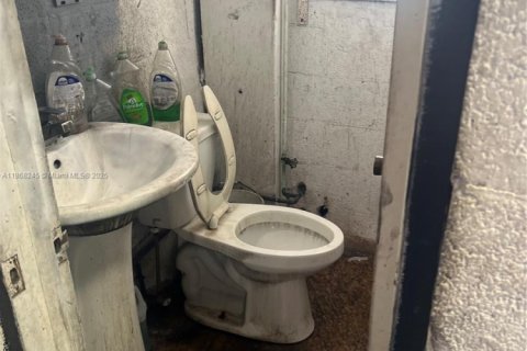 Commercial property in Hialeah, Florida № 1897543 - photo 15