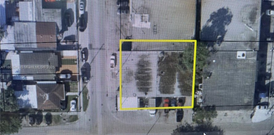 Commercial property in Hialeah, Florida № 1897543