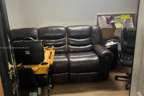 Commercial property in Hialeah, Florida № 1897543 - photo 29