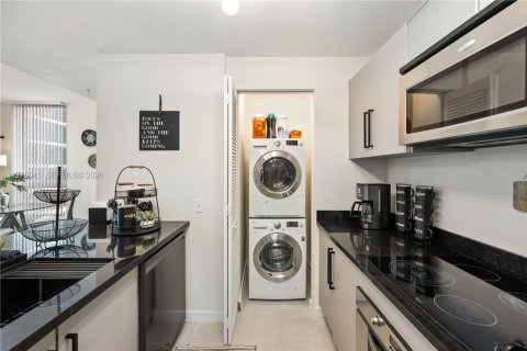 Condo in Miami, Florida, 2 bedrooms  № 2040677 - photo 6