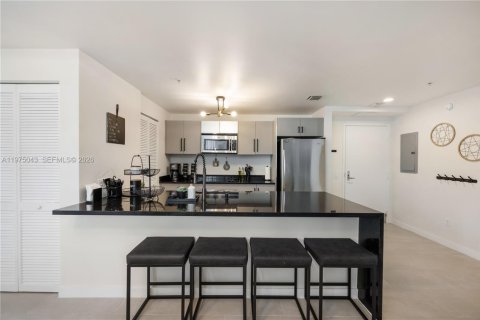 Condo in Miami, Florida, 2 bedrooms  № 2040677 - photo 2