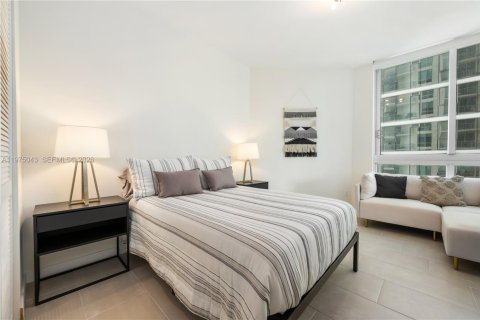 Condo in Miami, Florida, 2 bedrooms  № 2040677 - photo 16