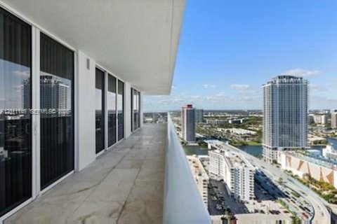 Condo in Hallandale Beach, Florida, 2 bedrooms № 2145759 - photo 13