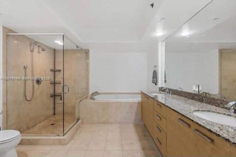 Condo in Hallandale Beach, Florida, 2 bedrooms № 2145759 - photo 12