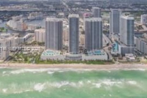 Condo in Hallandale Beach, Florida, 2 bedrooms № 2145759 - photo 27