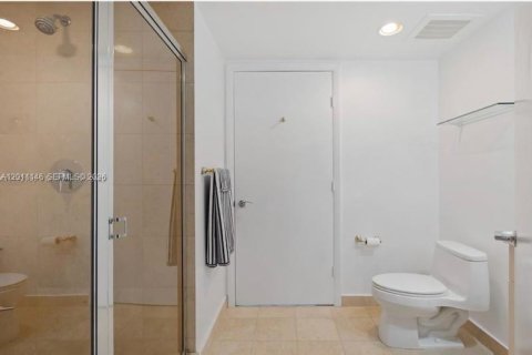 Condo in Hallandale Beach, Florida, 2 bedrooms № 2145759 - photo 11