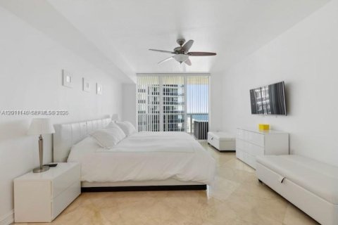 Condo in Hallandale Beach, Florida, 2 bedrooms № 2145759 - photo 9