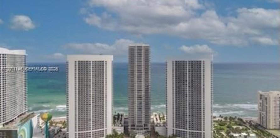 Condo in Hallandale Beach, Florida, 2 bedrooms № 2145759