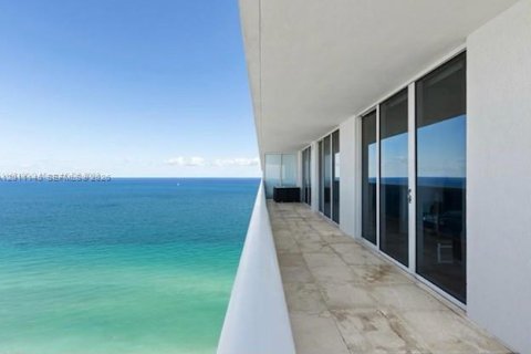 Condo in Hallandale Beach, Florida, 2 bedrooms № 2145759 - photo 14