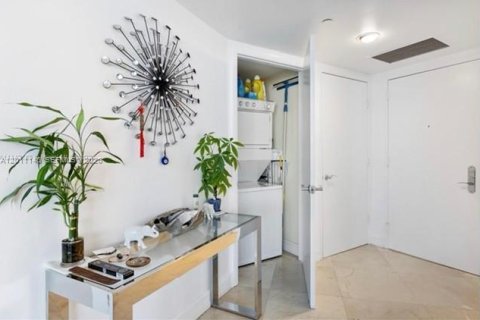Condo in Hallandale Beach, Florida, 2 bedrooms № 2145759 - photo 7