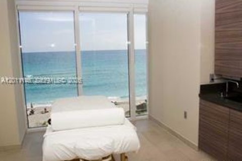 Condo in Hallandale Beach, Florida, 2 bedrooms № 2145759 - photo 26