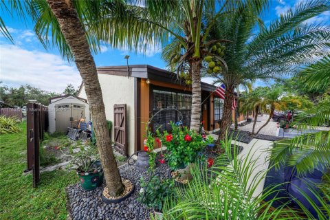 Casa en venta en Pembroke Pines, Florida, 2 dormitorios, 111.11 m2 № 1862959 - foto 3