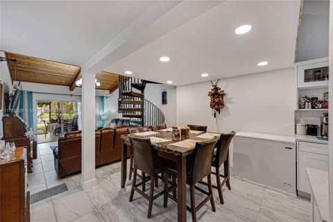 Casa en venta en Pembroke Pines, Florida, 2 dormitorios, 111.11 m2 № 1862959 - foto 14