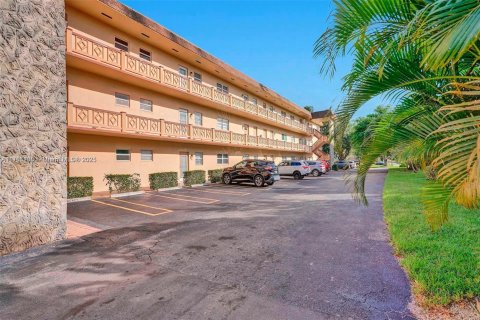 Condo in Lauderdale Lakes, Florida, 2 bedrooms  № 1707145 - photo 23