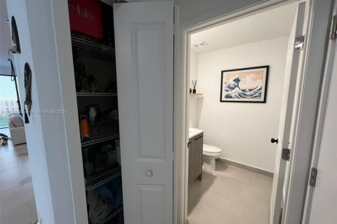 Touwnhouse à vendre à Miami, Floride: 3 chambres, 169.45 m2 № 1781636 - photo 9