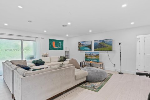 House in Miami, Florida 5 bedrooms, 166.3 sq.m. № 2002706 - photo 8