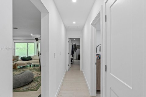 House in Miami, Florida 5 bedrooms, 166.3 sq.m. № 2002706 - photo 18